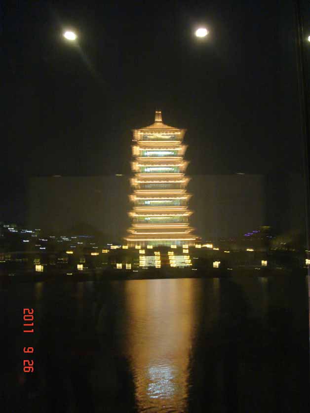夜色中的长安塔