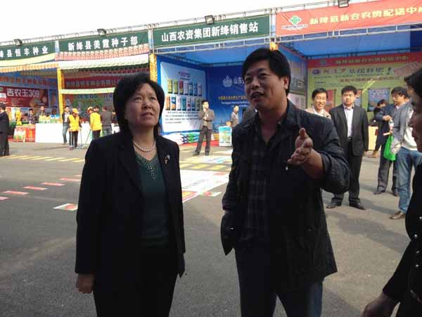 在展示宣传中,新绛县县委书记邓燕平,县长田一宾,农业局局长卫国庭等
